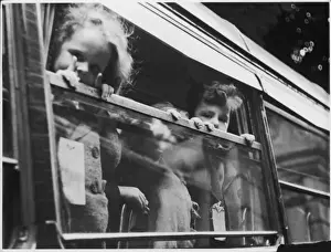 World War 2 Evacuation Drucke: Evacuees on a Train