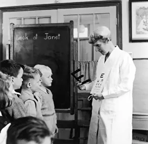 Historical Medical Images Drucke: Eye Test at School / 1958