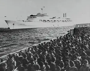 Drucke von Bild vom Abgang der Marinestürmer des Kommandos '40' von Canberra zur Ausbildung auf Ascension-Inseln im Südatlantik während Falklandkrieg, April 1982; Datum: 1982 Falkland Drucke: Krieg um die Falklandinseln - 1982