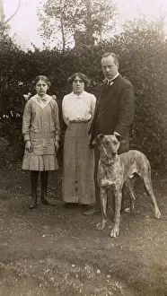 Historical Family Portrait Drucke: Family with Pointer