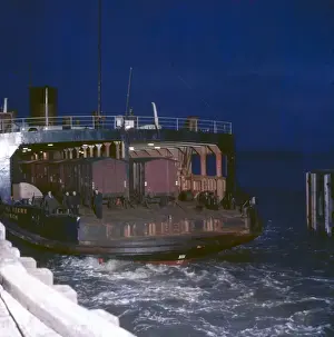 Schiff mit Eisenbahnwagen transportieren