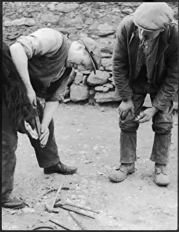 Blacksmith At Work Drucke: Filing Horses Foot