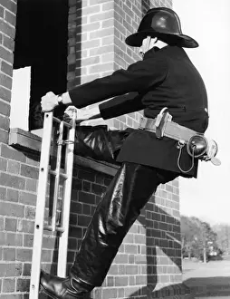 Feuerwehrmann während einer Prübung mit einem Stahlseil