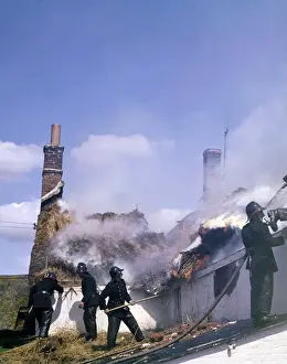 Gerahmter Druck : Feuerwehrleute im Einsatz, Exminster, Devon Gerahmter Druck : Feuerwehrleute im Einsatz, Exminster, Devon