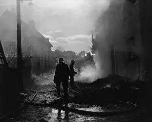 Historical Firefighting Images Drucke: Firefighters in action at a fire, Exminster, Devon
