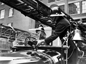 Vintage Fire Engine Drucke: Two firefighters with fire engine