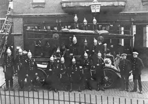 Vintage Fire Engine Drucke: Firefighters and fire engine posing outside station