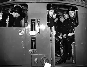 WW2 Firefighters Drucke: Firefighters in a fire engine, WW2
