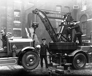 London Fire Brigade Equipment Drucke: Firefighters operating a Dennis breakdown lorry