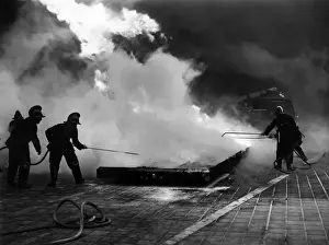 London Fire Brigade Training Drucke: Firefighters training at Lambeth HQ