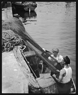 English Seaside Town Drucke: Fishermen Mending Nets