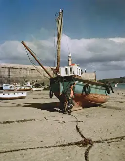 Drucke von Schiff für die Fischerei - Unser Stolz auf der Strand von St Ives in Kornwall mit dem Fischer. Datum: ungefähr Ende der 1970er Jahre England Drucke: Die Fischerboote von 'Our Pride' auf der Strandpromenade in St Ives im Kornwalc
