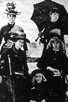 Drucke von Florence Hardy (* 1867; † 1957), Punkt links oben, mit ihrer Schwester Jessie, Punkt rechts oben – britische Künstlerin und Illustratorin Florence Hardy Drucke: Florenz Hardie