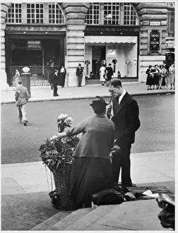 Old London Road Scene Drucke: Flower Stall 1939