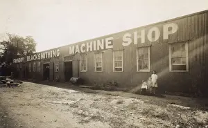 Drucke von Gießerei Schmiede Maschinenfabrik wahrscheinlich in Fargo, Norddakota (USA), mit drei Kindern auf der rechten Seite. Datum: um die Jahre 1910er Nord Dakota Drucke: Gießerei Schmiede Maschinenwerkstatt Norddakota Vereinigtes Königreich