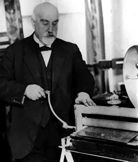 Drucke von Dr. Frederick William Alexander, O.B.E., zeigt beim Herstellen von Anagrammen und Kreuzworträtseln im Braillentext mit Hilfe eines gewöhnlichen Waschmangels William Alexander Drucke: Friedrich Alexandr