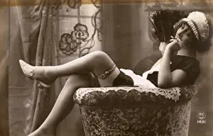 Drucke von Französische Magd nimmt eine Pause und genießt einen Zigarettenrauch vor ihrem nächsten Dienstaufruf..... Datum: 1910er Jahre Schlafzimmer Drucke: Französische Mägdin nimmt eine Pause