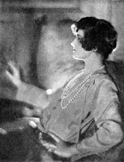 Drucke von Eine Kamerauntersuchung von Gabrielle Bonheur, Coco Chanel (1883-1971) Datum: 1929 C Drucke: Gabrielle Chanel