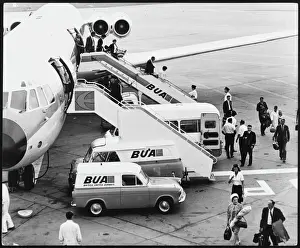 Drucke von Besatzung aus einem Flugzeug der britischen United Airlines (BUA), das in London-Gatwick-Flughafen, England landet und gleichzeitig aufgefüllt wird Luftfahrt Drucke: Gatwick Flughafen