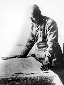 Drucke von Aleksei Brusilow (1853-1926), russischer General im Ersten Weltkrieg, betrachtet einen Karten mit einem Vergrößerungsglas zur Hilfe Generäle Und Führer Drucke: Feldmarschall Alexander Ivanovich Brousilow