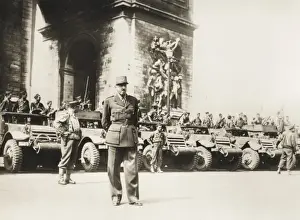 Liberation Of Paris Drucke: General Koenig with General Leclercs troops at the Triumpha