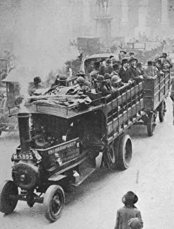 General Strike London Drucke: The General Strike - travelling by trailer