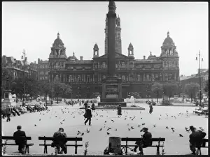 Drucke von George Square in der Mitte von Glasgow, Lanarkshire, Schottland. Dieser schöne Platz wird vom italienischen Rathaus und dem Denkmal für Sir Walter Scott dominiert Glasgow Drucke: George Square, Glasgow