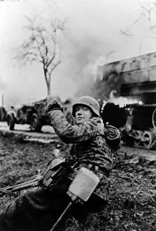 Drucke von Ein deutscher Soldat während der Ardennen-Abwehr von 1944, bekannt als die Schlacht um den Bulgen. Datum: 1944 Schlacht In Den Ardennen Drucke: Deutsche Gegenoffensive im Ardennerland
