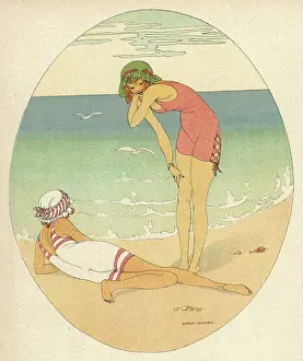 Drucke von Zwei Mädchen am Strand, eine liegt an der Wasserkante und spricht mit ihrer Freundin Schlafzimmer Drucke: Mädchen am Strand / Klotschhan