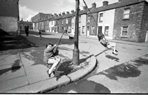 Kinder Drucke: Mädchen spielen auf der Milton Street in Belfast im Nordirland