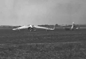 Aeroplane Pictures Online Drucke: Two gliders in a field