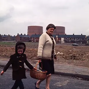 Vintage Middlesbrough Images Drucke: Going to the Shops. Middlesbrough 1970s