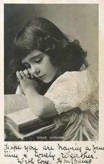 Little Girl Reading Book Drucke: Grace Schrader