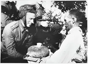 Drucke von Der ukrainische Bauerngarten begrüßt eine sowjetische Panzercreme mit traditionellen Geschenken aus Brot und Salz Panzer Und Gepanzerte Fahrzeuge Drucke: Grüßung zu dem sowjetischen Panzer