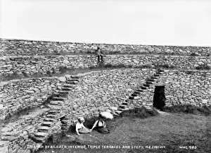 Grianan von Aileach, Innenraum mit Drei Treppen und Stufen im Nordosten