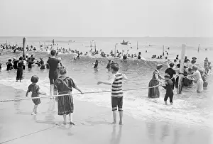 Drucke von Ein Gruppenkinderspiel mit Seil auf der Strandpromenade in Atlantik-Stadt (New Jersey), Vereinigte Staaten Datum: um 1905 New Jersey Drucke: Ein Gruppe von Kindern spielen mit einem Seil am Strand in der Atlantik