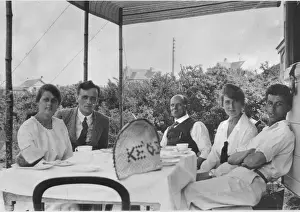 Outdoor Table Setting Drucke: Group of five holidaymakers at a table