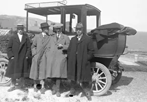 Gruppe von Männern um einen Wagen