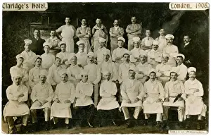 Gruppenfoto im Küchenbereich des Claridges Hotels
