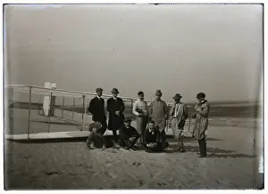 Wright Brothers Drucke: Group portrait in front of glider at Kill Devil Hill