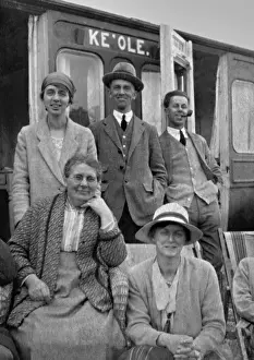 Vintage Caravan Life Drucke: Group of five smiling holidaymakers