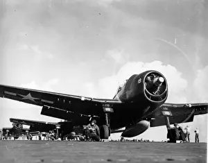 Vintage Airplane Transport Drucke: Grumman F6F-5 Hellcat -ready to launch from the deck of