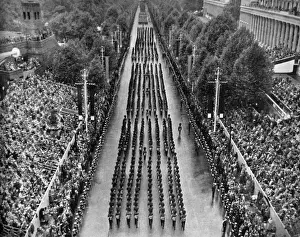 Buckingham Palace Parade Drucke: Guards processing on the Coronation route, 1953