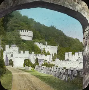 Drucke von Fahnenbild mit Abbildung von Gwyrichburg, Wales; Datum ungefähr um die Jahrhundertwende Karte Drucke: Gwyrychburg Schloss