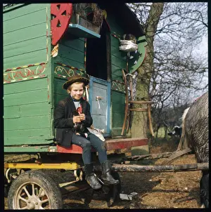 Wohnwagen Drucke: Zigeunerbube mit Huhn, 1973