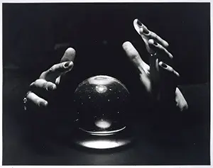 Historical Paranormal Images Drucke: Hands and Crystal Ball