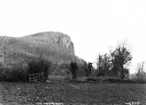 Drucke von Die Hängende Steine - Blick aus einem Feld auf die über dem Berg liegende Steinsäule. (Standort: Nordirland, Grafschaft Fermont, Belcoo). Datum: um Ende der frühen Jahrhunderte des 20. Jh Fermanagh Drucke: Der Hängende Fels