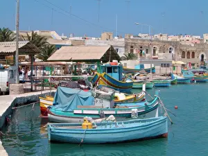 Drucke von Der Hafen mit Luzzus (gestrichenen Fischboote) in Marsaxlokk, Malta Malta Drucke: Hafen/Marsaxlokk/Malta