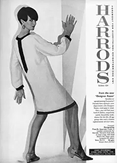 Drucke von Anzeige für den Londoner Warenhaus, Harrods, mit einem knielangen, langärmeligen Schichtkleid von Yves St Laurent entworfen, aber in London ausschließlich für Harrods hergestellt (ein Beispiel dafür) Mode Drucke: Harrods-Werbung Yves St Laurent Kleid