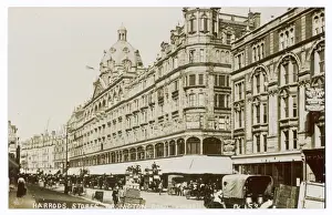 Drucke von Ein Außenblick von Harrods, London Datum: um 1900 Harrods Drucke: Außenbereich von Harrods